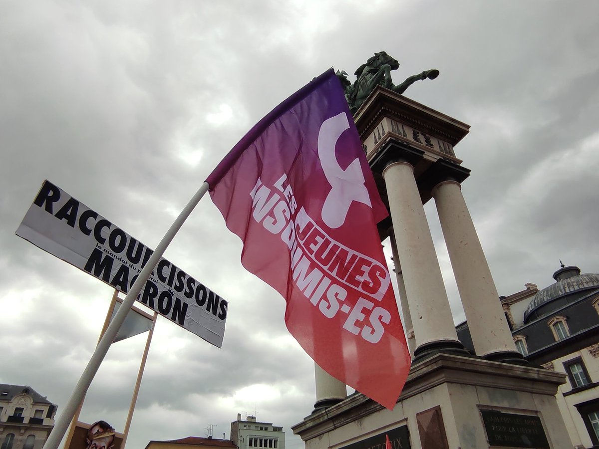 #MacronDestitution à #ClermontFerrand : Les députés #LFI et #EELV s'expriment devant une guillotine.

Que chacun mesure bien le symbole. 

Les violences, physiques comme verbales, n'ont aucune place dans le débat.

Vous voulez censurer ou destituer ? Votez et soyez majoritaires !