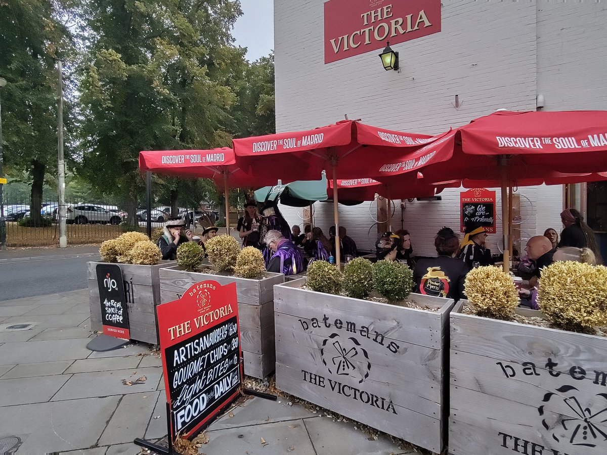 Who's that in the pub... Could it be... Rackaback? Back dancing outside the Vic at 14:00!