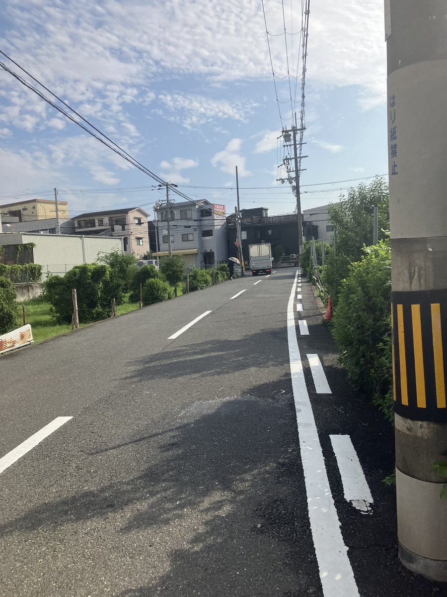 晴れた日に自転車🚲で静かな通りを散策🌞🚶‍♂️ #ストリート写真 #晴れた日 #都市探検 #都市生活 #自転車
🏙️🚲