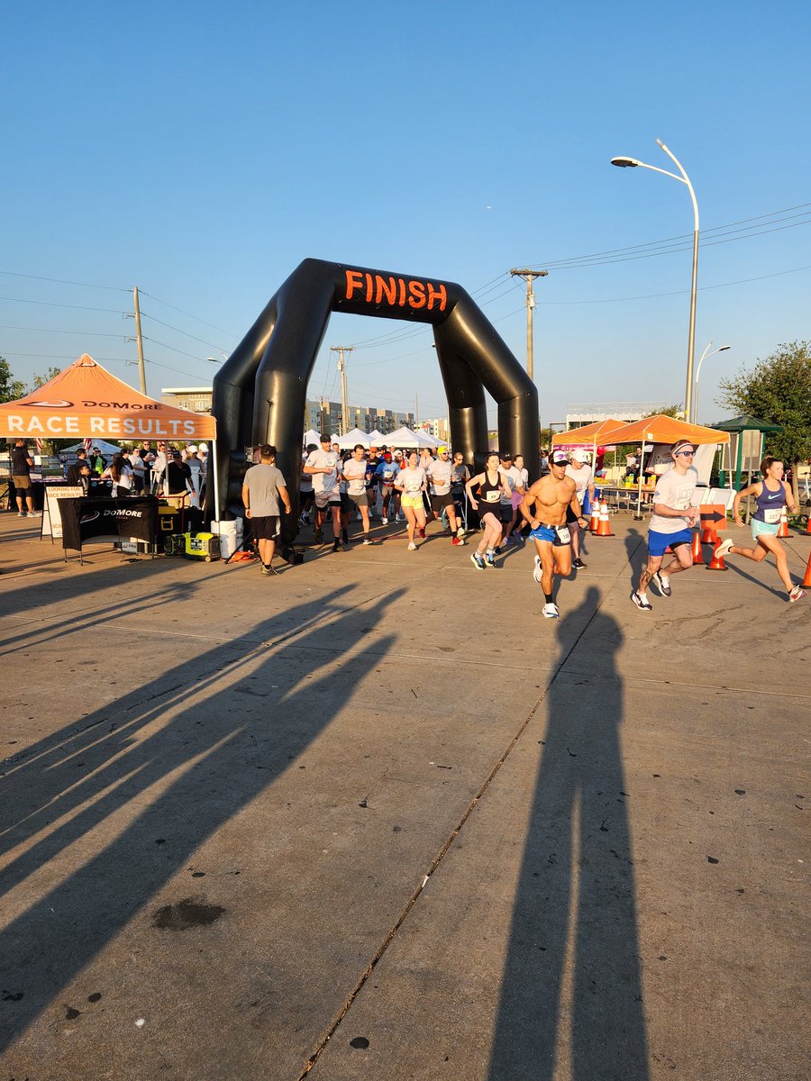 DPDReserves's tweet image. And they are off! The annual Freedom Run honoring the anniversary of 9/11! @ATODallas @DallasPD