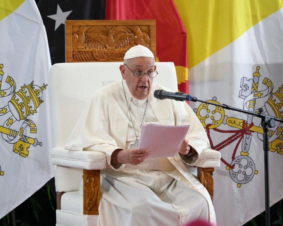 VaticanNews's tweet photo. "Sometimes we forget that human beings need more than just the basic necessities of life. We also need great hope in our hearts."

Pope Francis greets Papua New Guinea's civil authorities in Port Moresby.

Read more: https://t.co/qwJmw9Ehzz https://t.co/nmMYnukuRJ
