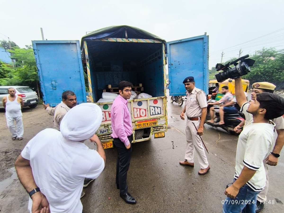 DistrictAdm_FBD's tweet image. #Information | Returning Officer (86-NIT) and Addl. Deputy Commissioner @anandmamc conducted a surprise inspection of the checkposts set up by the FST and SST teams in the 86-NIT Assembly constituency. (1/3)

#ModelCodeofConduct #AssemblyElections2024 #Faridabad #Haryana