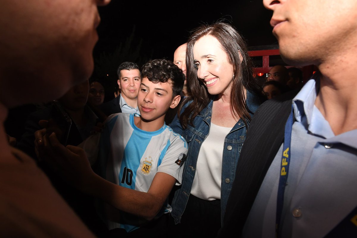 VickyVillarruel's tweet photo. Ayer a la noche recorrí la Feria Internacional del Inmigrante en Oberá, Misiones. Estuve en las casas de Italia, Polonia, Alemania, Japón, República Checa, Suiza, Países árabes, Países Nórdicos, España, Francia, Brasil, Paraguay, Portugal, Ucrania y Rusia. Y por supuesto la casa de Argentina.