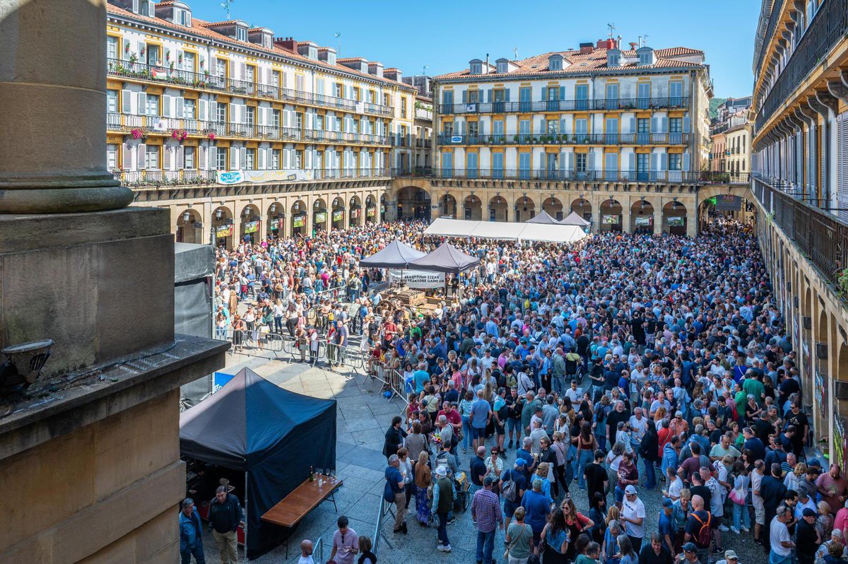 DptoTurComCon's tweet photo. 🍏 @JAgirrezabalGV, Viceconsejero de Turismo y Comercio, participa en la 37ª edición del TOPA! Sagardo Eguna en Donostia.
🎶 Una oportunidad para degustar las #sidras producidas por los 39 sidreros de Gipuzkoako Sagardogileen Elkartea acompañadas de #pintxos y disfrutar del ambiente y los trikitilaris.