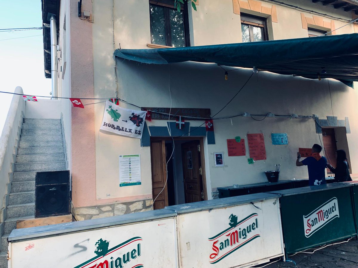 horrelaez_bdtz's tweet photo. Eta Arabako herriak jarraitzen dute #HorrelaEz oihukatzen beren jaietan
-----------
Y siguen los pueblos alaveses gritando #HorrelaEz en sus fiestas
#Lubiano #Aberasturi #Oreitia #Otogoien https://t.co/xawXIjGeKO