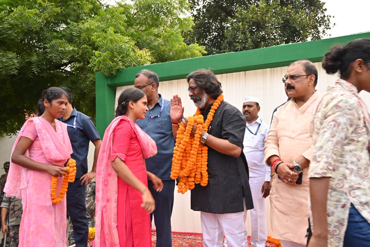 JharkhandCMO's tweet photo. मुख्यमंत्री श्री @HemantSorenJMM से राज्य के विभिन्न जिलों से आए सहायक पुलिस कर्मियों ने मुलाकात कर राज्य सरकार द्वारा कैबिनेट की बैठक में सेवा अवधि विस्तार एवं अन्य लाभों को प्रदान किए जाने के निर्णय को लेकर मुख्यमंत्री का आभार जताया। https://t.co/gnoRg8Pops