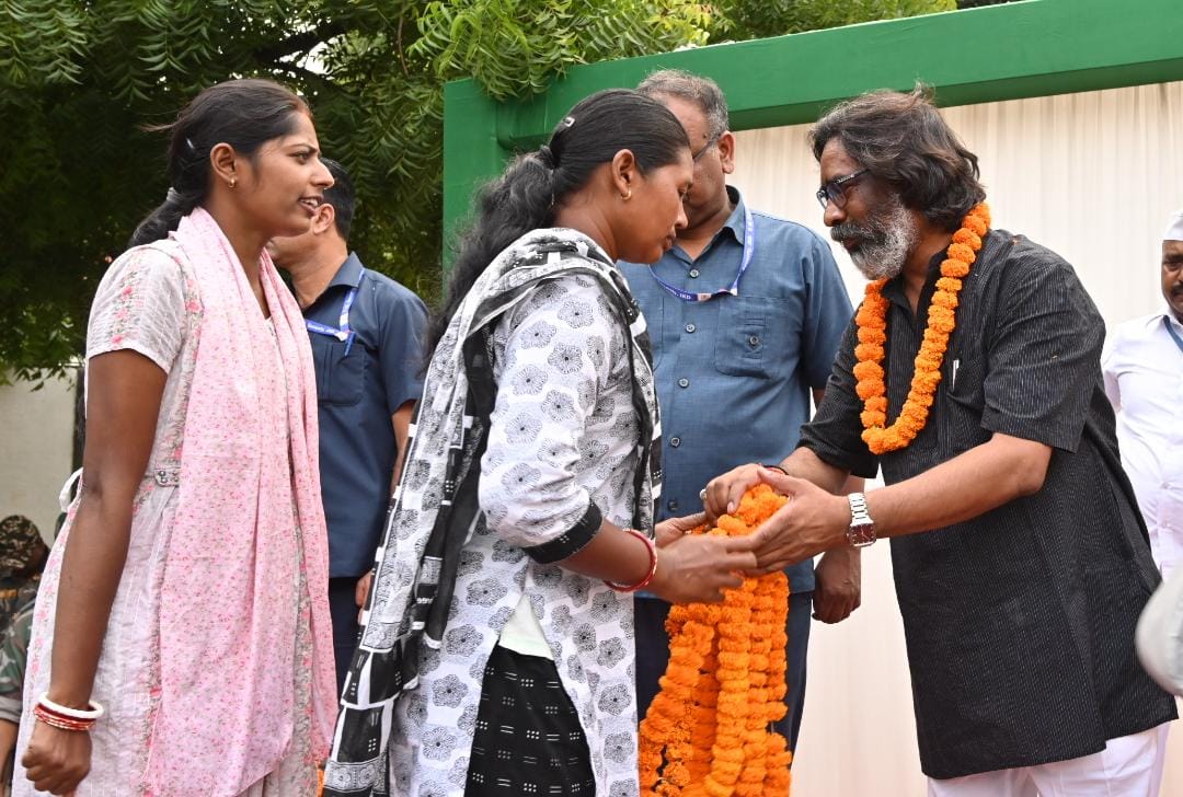 JharkhandCMO's tweet photo. मुख्यमंत्री श्री @HemantSorenJMM से राज्य के विभिन्न जिलों से आए सहायक पुलिस कर्मियों ने मुलाकात कर राज्य सरकार द्वारा कैबिनेट की बैठक में सेवा अवधि विस्तार एवं अन्य लाभों को प्रदान किए जाने के निर्णय को लेकर मुख्यमंत्री का आभार जताया। https://t.co/gnoRg8Pops