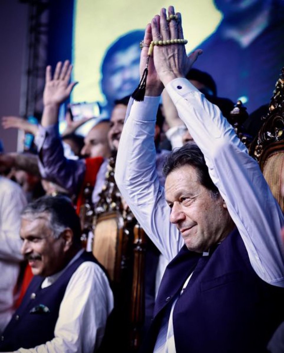 یہ سر بلندی تو ہمیں خدا نے بخشی ہے ۔
وہ خود مٹ گئے جو ہمیں جھکانا چاہتے تھے ۔