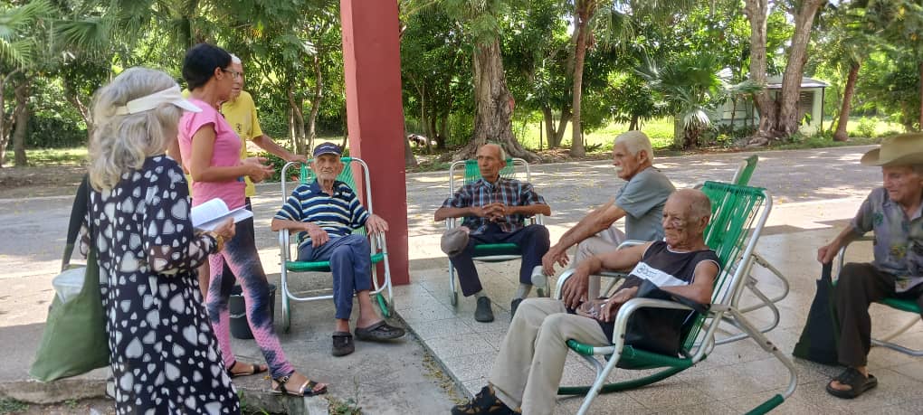 Nuestra psicóloga, Yanecita Rivero  organizando con nuestros ancianos su participación en el concurso Salud y Bienestar, organizado por el centro de Promoción de Salud
#LasTunasXMásVictorias #CubaEsSalud #CubaPorLaVida #longevidadsaludable #CubaEsAmor