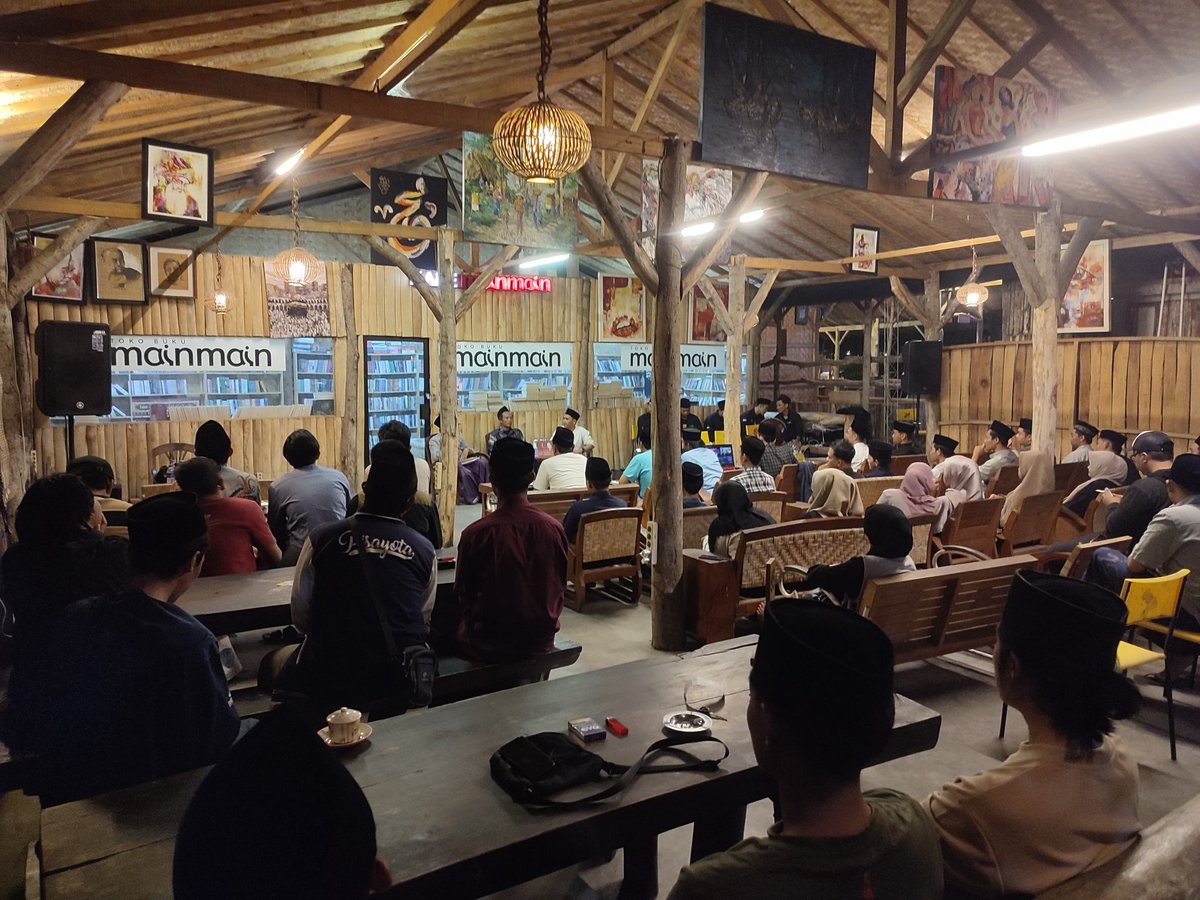 Sedang berlangsung di #kafemainmain #bedahbukubasabasi bersama Kiai M. Faizi