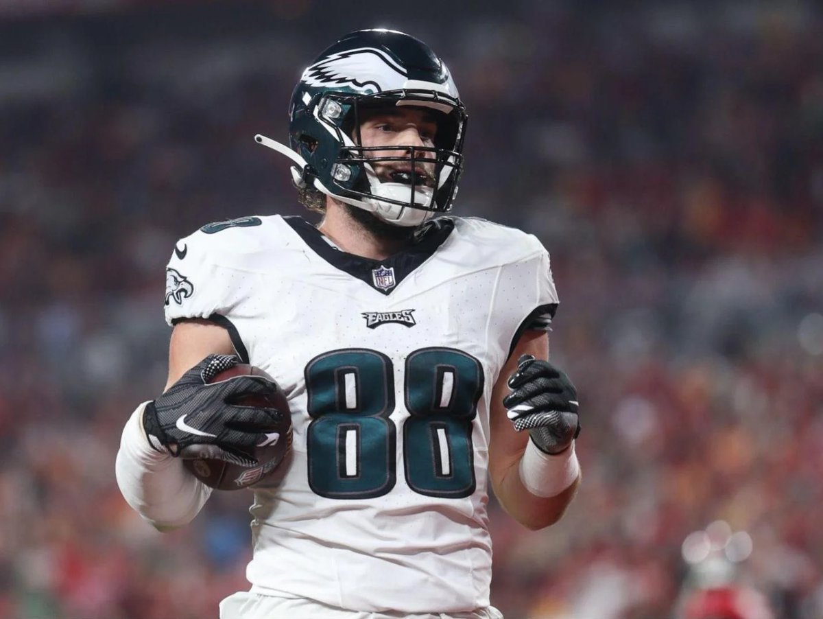 PHLEaglesNation's tweet photo. Dallas Goedert on the #Eagles bus after the game: “I only had 37 yards, my prop was Over 40. I lost all these people’s parlays.”

😂 https://t.co/0YfbJEE6IJ