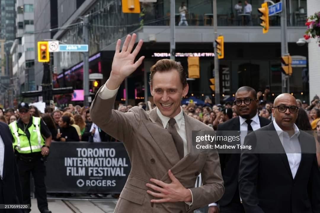 TomHidFansLATAM's tweet photo. Nuevo/New||Tom asistió a la premiere "La Vida de Chuck" que se realizó en el Teatro Princess of Wales.
📷 gettyimages.
I/III
#tomhiddleston #stephenking #thelifeofchuck #tiff2024 #hiddlesmile #hiddleslovers #tiff #ifitbleeds #torontofilmfestival #loveyoutomhiddleston https://t.co/iyeBpiRv4K