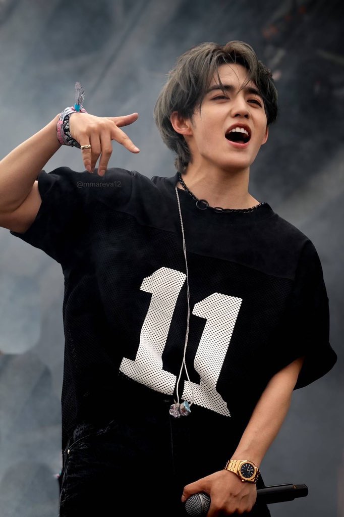 aboutscoups's tweet photo. so excited for lollapalooza scoups i mean glastonbury festival gave us this scoups https://t.co/VvuQXKH8tw