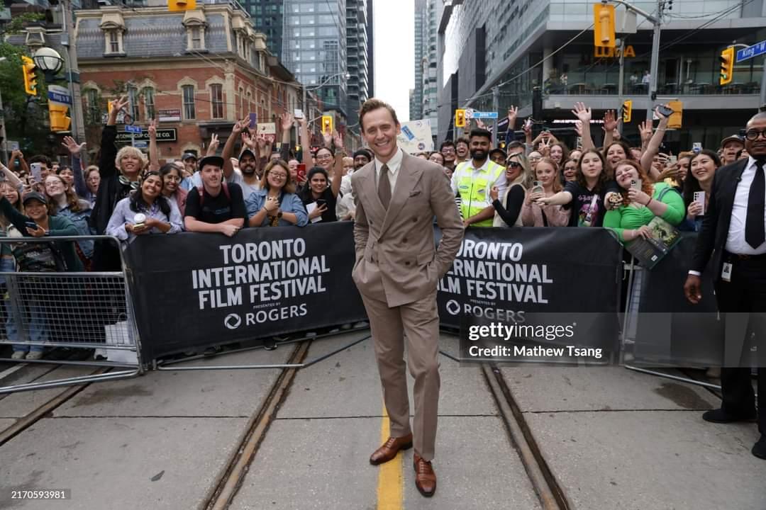 TomHidFansLATAM's tweet photo. Nuevo‼️
Tom asistió a la premiere "La Vida de Chuck" que se realizó en el Teatro Princess of Wales.
📷 gettyimages.
III/III
#tomhiddleston #stephenking #thelifeofchuck #twhiddleston #chuckkrantz #tiff2024 #tiff #ifitbleeds https://t.co/V5rdjBrLmn
