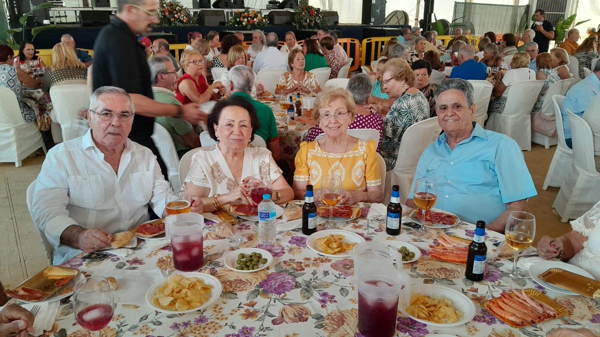 Nuestros mayores se merecen lo mejor.

Hoy disfrutamos de su compañía en la Caseta Municipal, donde compartimos almuerzo, confidencias y muchas risas. 

Un día lleno de cariño y gratitud a quiénes tanto nos han dado.