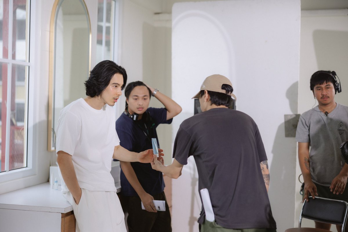 amamspw's tweet photo. เอา mood เบื้องหลังมาฝากด้วยค่าา พ่อหมีตั้งใจสุดๆ เดี๋ยวแวะมาเล่าเรื่องการทำงานกับพี่จี๋ให้ฟังน้าชาวสุดที่รัก 🐻‍❄️💖 #กันแดดพี่จี๋ #กันแดดซิบบลิ้ง #siblingth #GeeSutthirak https://t.co/cJfArvO8QZ
