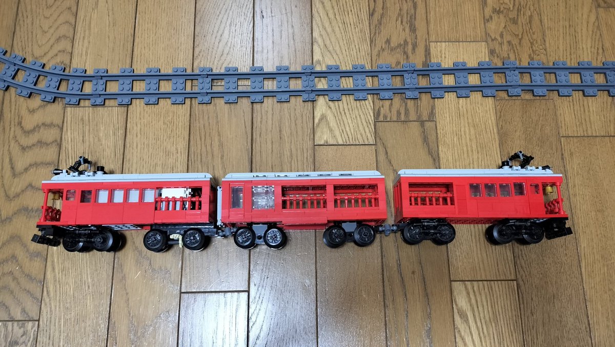 5udon1's tweet photo. えーっと…
下津井電鉄2000系メリーベル号(リビルド版) 、漸く概要がまとまりました。完成ではないですが。
各車両22スタッド長に縮小、見た目二の次走行安定性(トラクション) 全振りの仕様。結局、動力は1つの車両に無理矢理押し込みました! https://t.co/HoQ0JoXPre
