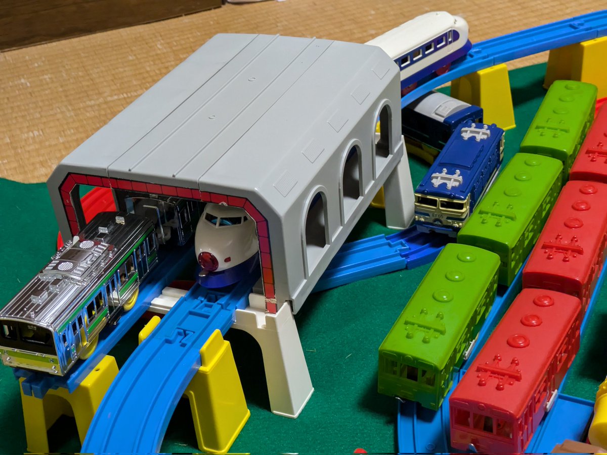 fran495666's tweet photo. 今回はトミカ・プラレール含め全ての製品を日本製オンリーで作成しました。
密度と内容をいかに濃くできるか拘りました。
立体交差や往復リターンレールと自動発車駅、回転広告塔等、色々と詰め込みました！
※後ろの箱は展示用でレイアウトとは無関係です
#プラレールからの挑戦状
#一畳で作ってみた https://t.co/tQGwcGcKoD