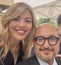 Una donna da il meglio di sé, in termini di bellezza, dopo i 30 anni.
Un uomo, incomincia a diventare "carino" dopo i 500mila euro.
La barba, i capelli, il fisico contano come il 2 di coppe.
Se Sangiuliano faceva l'operaio la Boccia rideva meno, non gli faceva fare nessun giro in