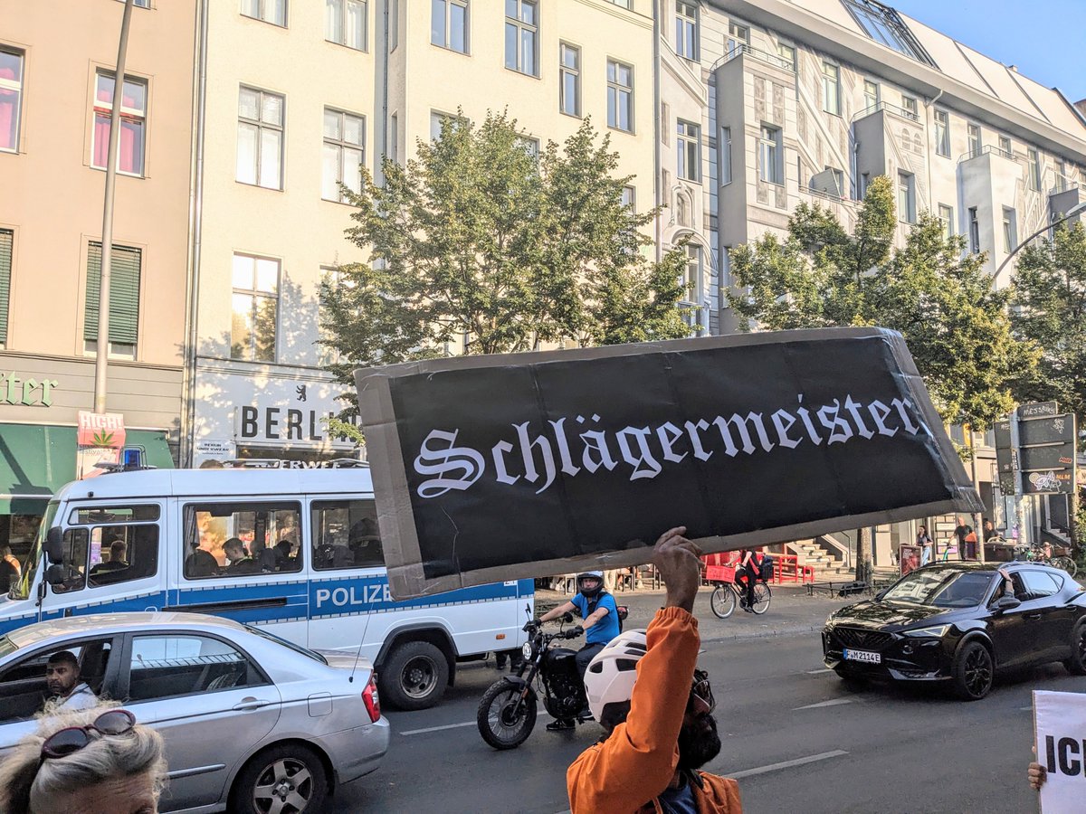 GEW Betriebsgruppe 08G35 (@bg_08g35) on Twitter photo Wir waren gestern bei der Kundgebung vom <a href="/LWC_Berlin/">Lieferando Workers Collective (LWC) Berlin</a> und haben dort unsere Solidarität gezeigt. Anlass war, ein Fahrradkurier wurde geschlagen, weil er bei <a href="/BurgermeisterEu/">Burgermeister</a> nach Wasser gefragt hatte. Körperliche Übergriffe auf Fahrradkuriere sind leider keine Seltenheit. #b0609 Wir waren gestern bei der Kundgebung vom <a href="/LWC_Berlin/">Lieferando Workers Collective (LWC) Berlin</a> und haben dort unsere Solidarität gezeigt. Anlass war, ein Fahrradkurier wurde geschlagen, weil er bei <a href="/BurgermeisterEu/">Burgermeister</a> nach Wasser gefragt hatte. Körperliche Übergriffe auf Fahrradkuriere sind leider keine Seltenheit. #b0609
