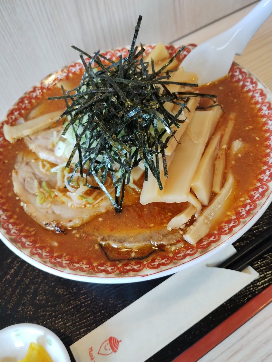 押しつぶされそうな今日この頃…

いつものお店が
いつもと変わらず出迎えてくれて、
いつもの味で優しく包みこんでくれる。

変わらずにそこに存在してくれる
ありがたさ。

明日も頑張ろう。

#美どり亭 #チャーシューメンマ麺