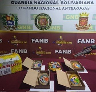 dhernandezlarez's tweet photo. Efectivos de la #FANB durante labores de inspección de envíos postales, efectuaron la incautación de cinco (05) piezas de imágenes religiosas impregnadas de cocaína, en una encomienda identificada con la guía de envío N” 9031009212, con destino a la ciudad de Zacapa-República de Guatemala en la empresa DHL, ubicada en La California Sur, municipio Sucre, estado Miranda.

El Estado venezolano se mantiene en la lucha frontal contra el flagelo del narcotráfico, para ejercer la soberanía nacional y la integridad territorial en un Estado democrático de derecho y de justicia social. Venezuela no es un Estado productor ni consumidor de drogas, esas no son costumbres nacionales. Procedimiento notificado al Ministerio Público. ¡Para nosotros la patria es primero!

#IntegrarEsVencer
