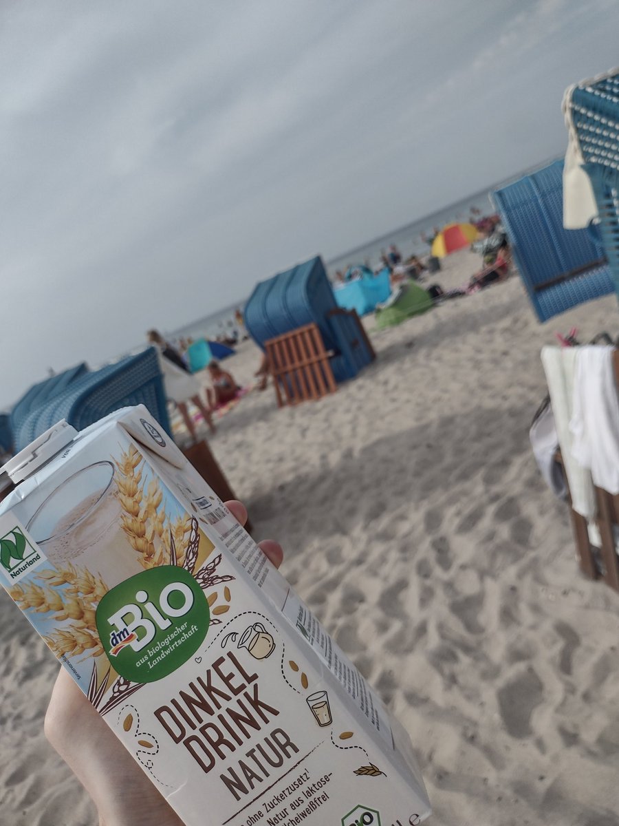 Daefanta's tweet image. Für ein dinkeltastisches Urlaubserlebnis darf die Dinkelmilch am Strand natürlich nicht fehlen