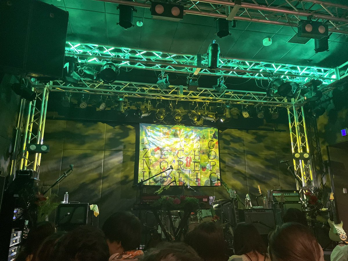issey565's tweet photo. チェコのライブ最後に行ったの大学の時やし8年ぶりぐらい？そういえばフォーリミが前座になって、2マンのラジオの公開収録してたなとか思い出して...懐かしさと青春を感じまくって完走。音楽の趣味はだいぶ変わったけど、いつも心のどこかで思い出して新曲とかも聴くんだろうな。@cnr_official https://t.co/VGyfZopVLy