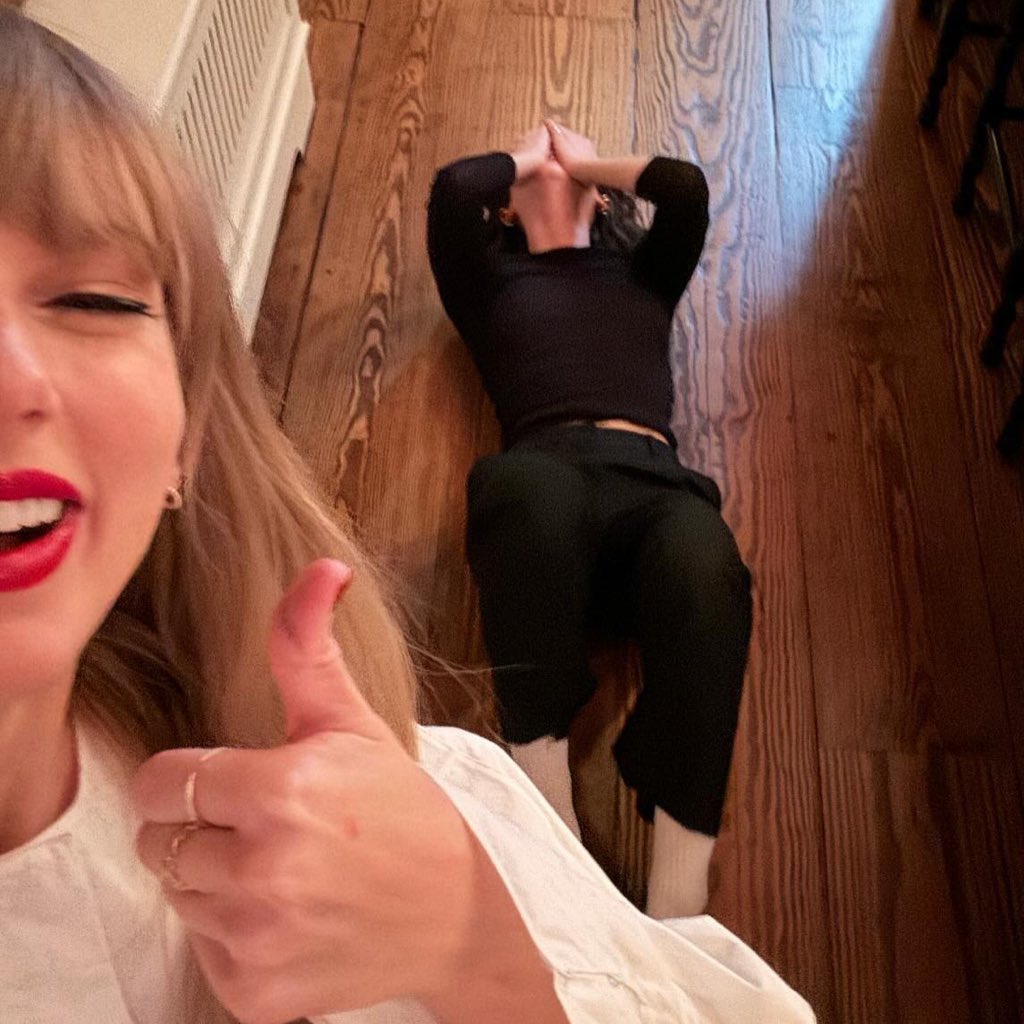 tswifterastour's tweet image. 🚨| Gracie Abrams reveals Taylor Swift gave her back pain advice

&quot;There&apos;s this amazing acupressure mat that is I think like $15 on Amazon, it&apos;s so painful but it helps with back pain and, if you&apos;re touring you must have back pain&quot;
