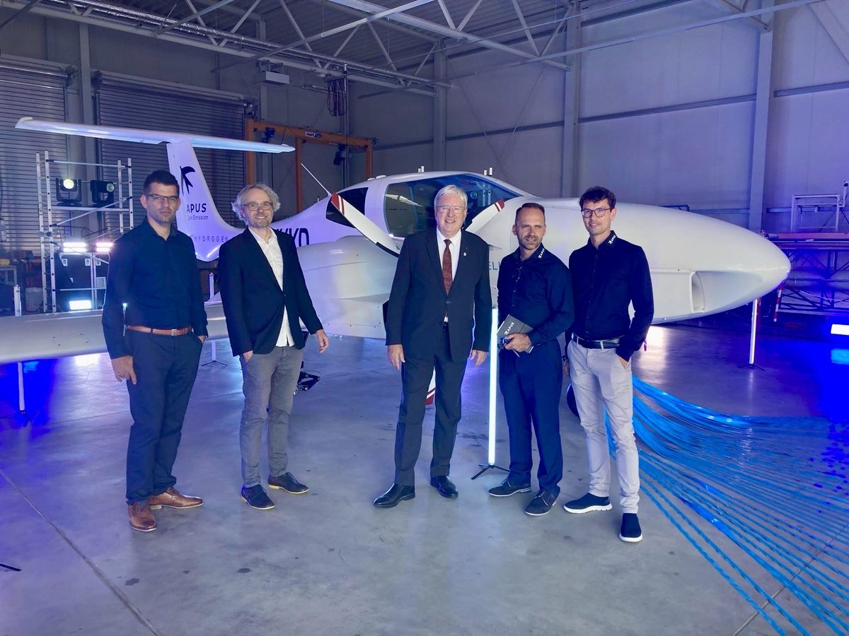 joergstb's tweet photo. Gestern: #Roll_Out der #APUS #i_2 in #Strausberg, das weltweit erste #voll_zertifizierte Flugzeug für 4 Personen, ausschließlich angetrieben mit #Wasserstoff/Brennstoffzelle! #Brandenburg ist stolz auf Euch, #Apus! Vor einem Jahr noch ein mok-up, heute ein fertiges Flugzeug. https://t.co/MmUBSfRQFb