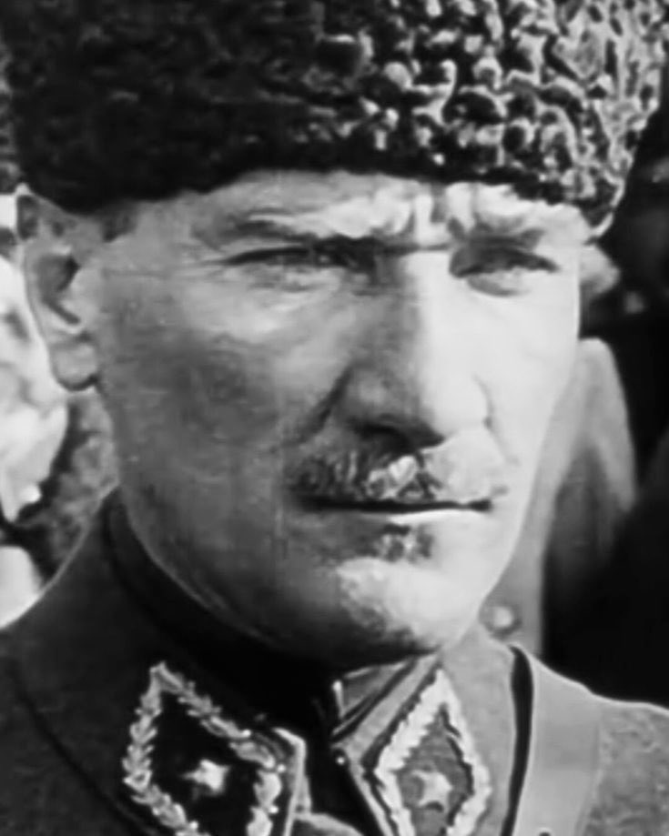Bu ülkenin evlatları senin ebedi askerin!