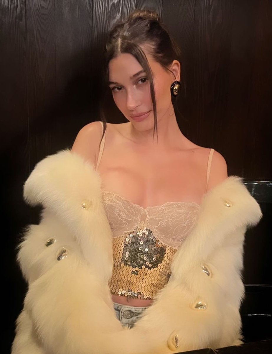 JAILEYSWRLD's tweet photo. hailey bieber https://t.co/qShVzCC7g6