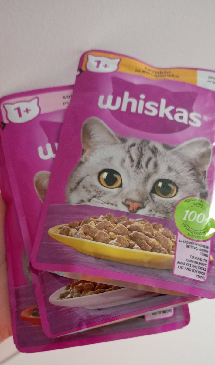 Kendi harçlığımdan aldım sokakta kedi görünce veriyorum hayvanları çok seviyorum 🙂