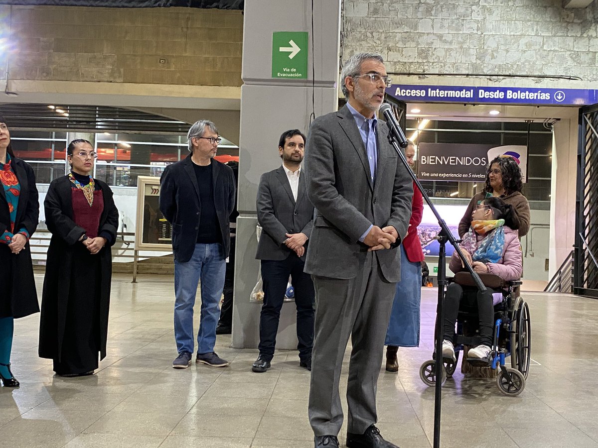 Sename_gobierno's tweet photo. AHORA: Junto al @MinjuDDHH, @MTTChile y @metrodesantiago inauguramos un nuevo mural en la Estación La Cisterna llamado “Sueños Tutelares”, realizado por jóvenes en proceso de reinserción social, el que será visto por más de 1 millón de personas diariamente https://t.co/tcoXZflfeA