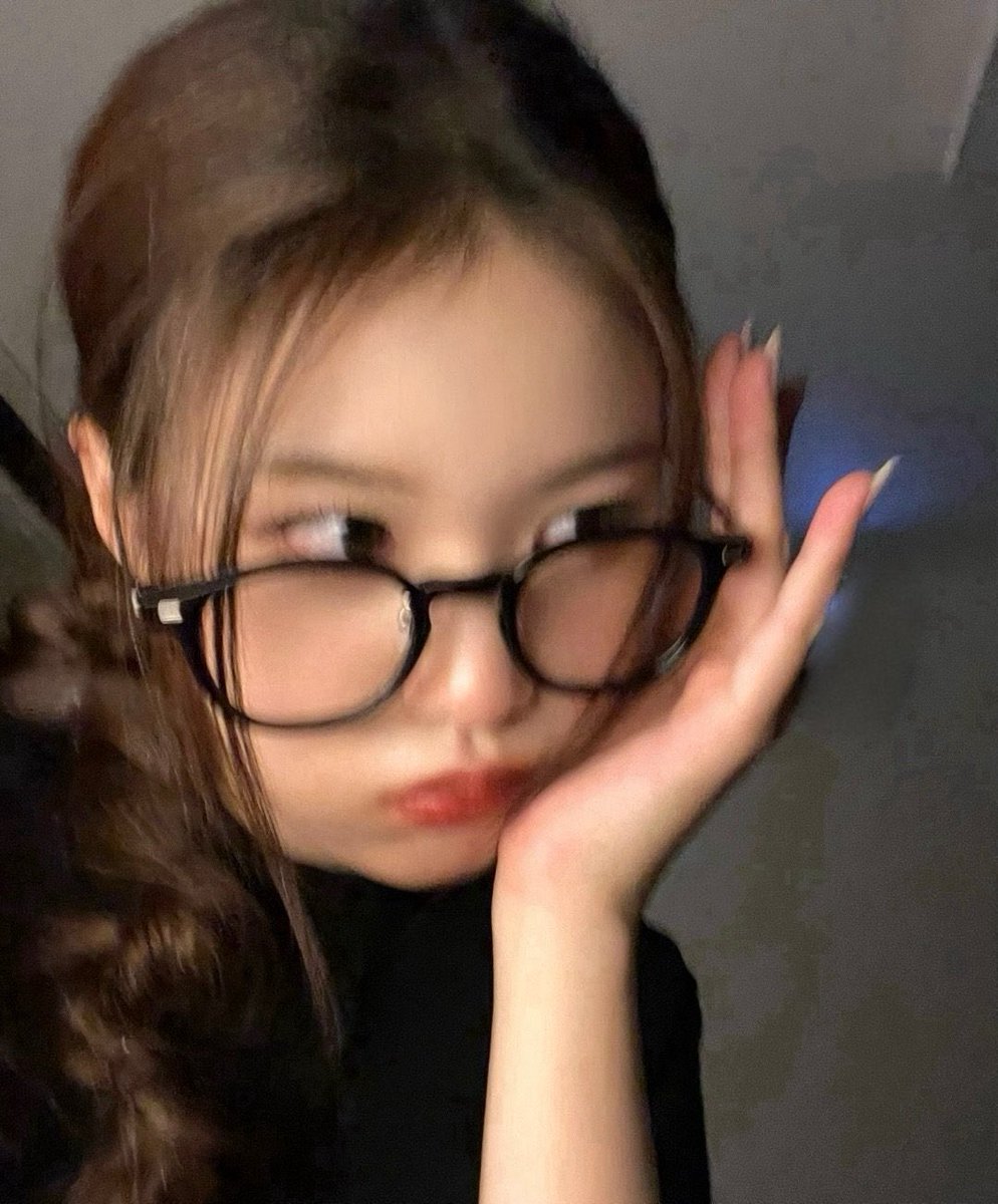 jeesaes's tweet image. can she keep those specs on forever i love it whenever she wears glasses u don’t understand