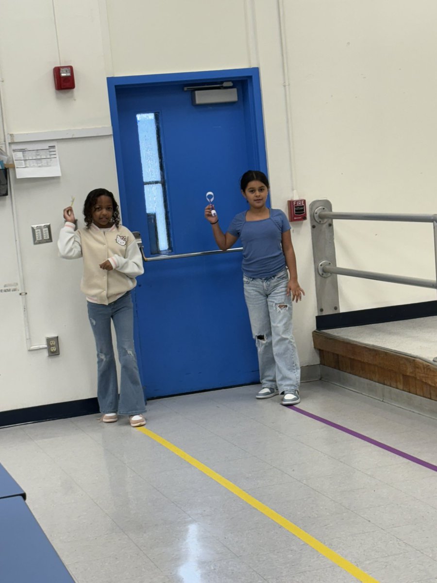 luckiepearl's tweet image. Hoop Gliders, take 2!! 
My students thought the differences in each group making their own hoop gliders could be another variable! So we retested with hoop gliders made by the same person. @DeltonaLksElem @ElemSci #VCSscientists #sciencerules