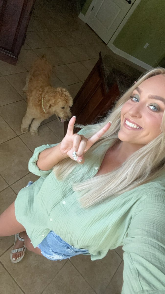 HaleeThomasUSF's tweet photo. Happy Game Day from me &amp; my Brodie! See y’all at Bryant Denny, and HORNS UP! 🤘🏼💚🐂 https://t.co/LPQrOOK8Xf