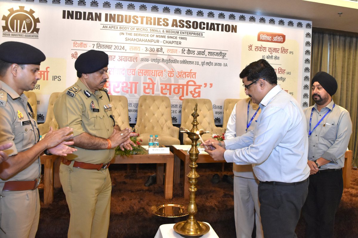 adgzonebareilly's tweet image. 07.09.2024
IIA शाहजहाँपुर द्वारा आयोजित 'संवाद से समाधान' के अंतर्गत "सुरक्षा से समृद्धि" कार्यक्रम में ADG श्री रमित शर्मा द्वारा मुख्य अतिथि के रुप मे प्रतिभाग किया गया। कार्यक्रम में IG बरेली, SP शाहजहाँपुर व जनपद के अन्य गणमान्य उद्योग बंधु/व्यापारी गण उपस्थित रहे।