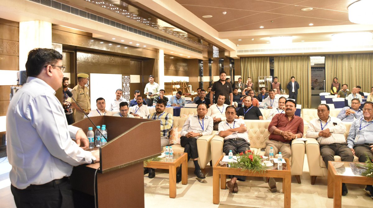 adgzonebareilly's tweet image. 07.09.2024
IIA शाहजहाँपुर द्वारा आयोजित 'संवाद से समाधान' के अंतर्गत "सुरक्षा से समृद्धि" कार्यक्रम में ADG श्री रमित शर्मा द्वारा मुख्य अतिथि के रुप मे प्रतिभाग किया गया। कार्यक्रम में IG बरेली, SP शाहजहाँपुर व जनपद के अन्य गणमान्य उद्योग बंधु/व्यापारी गण उपस्थित रहे।