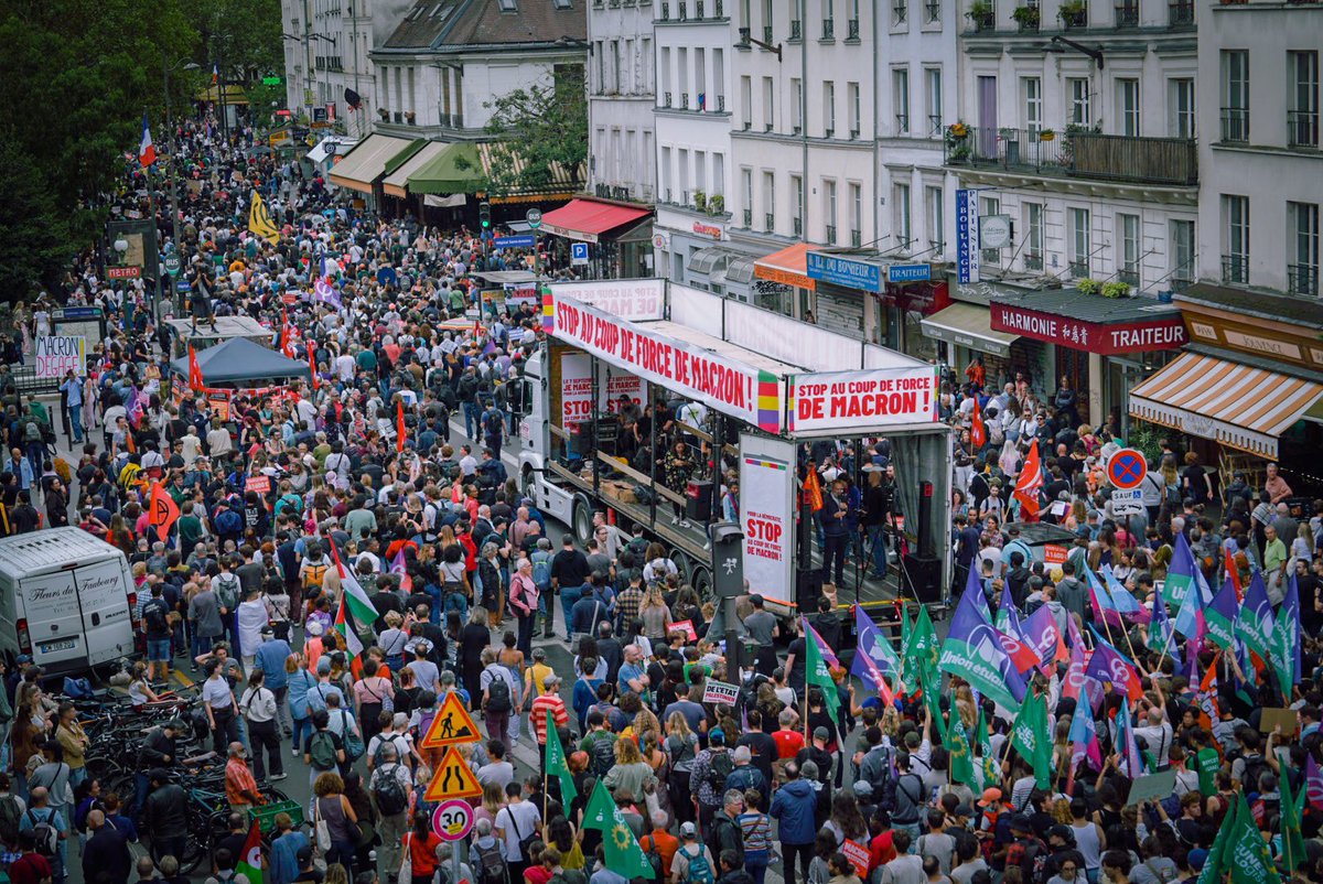 Clemence_Guette's tweet photo. Puissant déferlement populaire partout dans le pays.

À Paris, des rues noires de monde éclate une volonté commune : la fin du règne d'Emmanuel Macron.

Censure, mobilisation, destitution !

#MarcheDestitution https://t.co/IqUPZutJFU