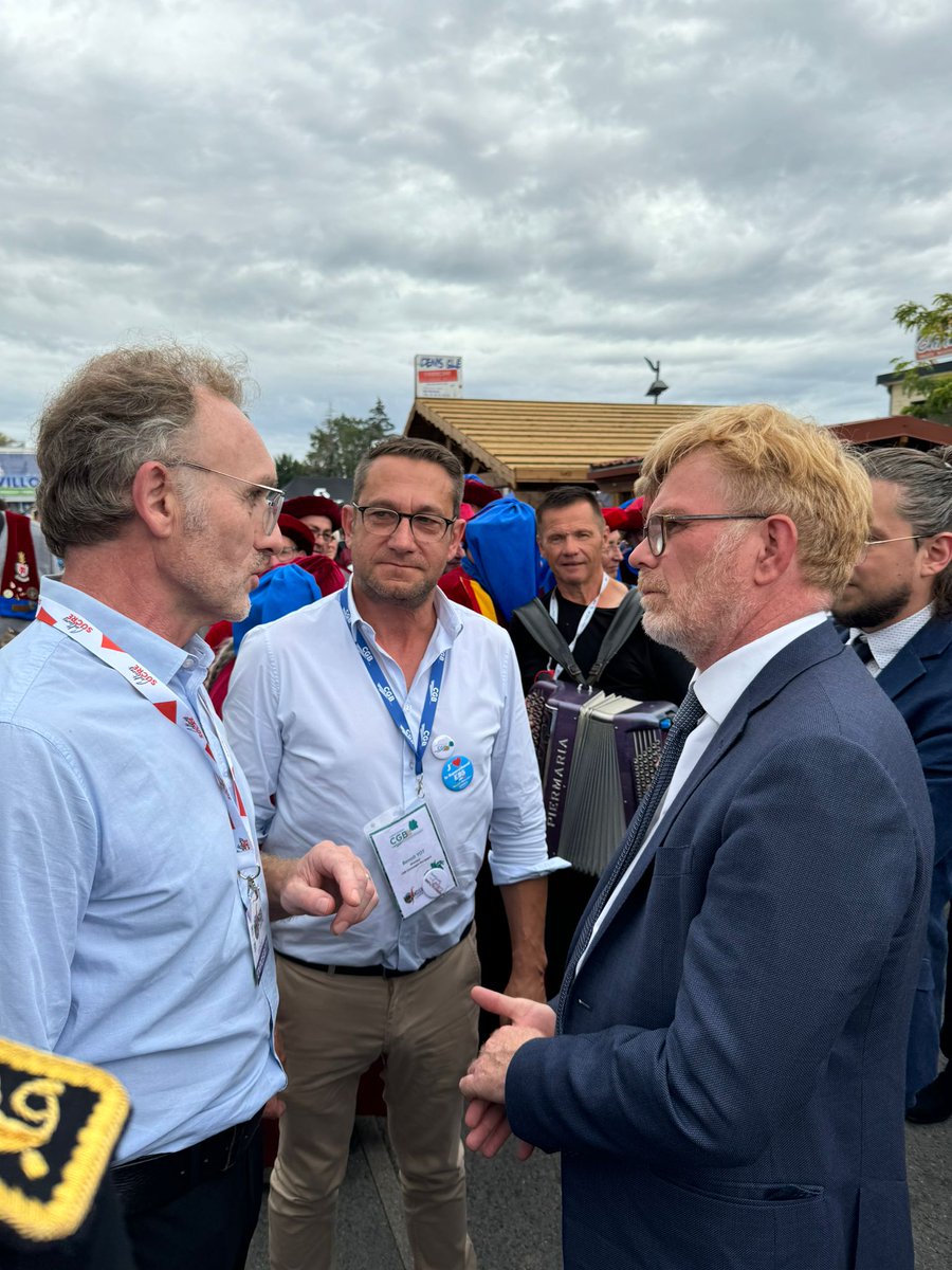 #foiredechalons Accueil de Marc Fesneau <a href="/MFesneau/">Marc Fesneau</a> sur le stand filière betterave-sucre-bioéthanol. Échanges sur les sujets agriculture et alimentation (importations,  moyens de production et consommation) avec <a href="/ReiserP/">Philippe Reiser</a> et Benoît Yot <a href="/CGB_ChampBourg/">CGB_ChampagneBourgogne</a>.