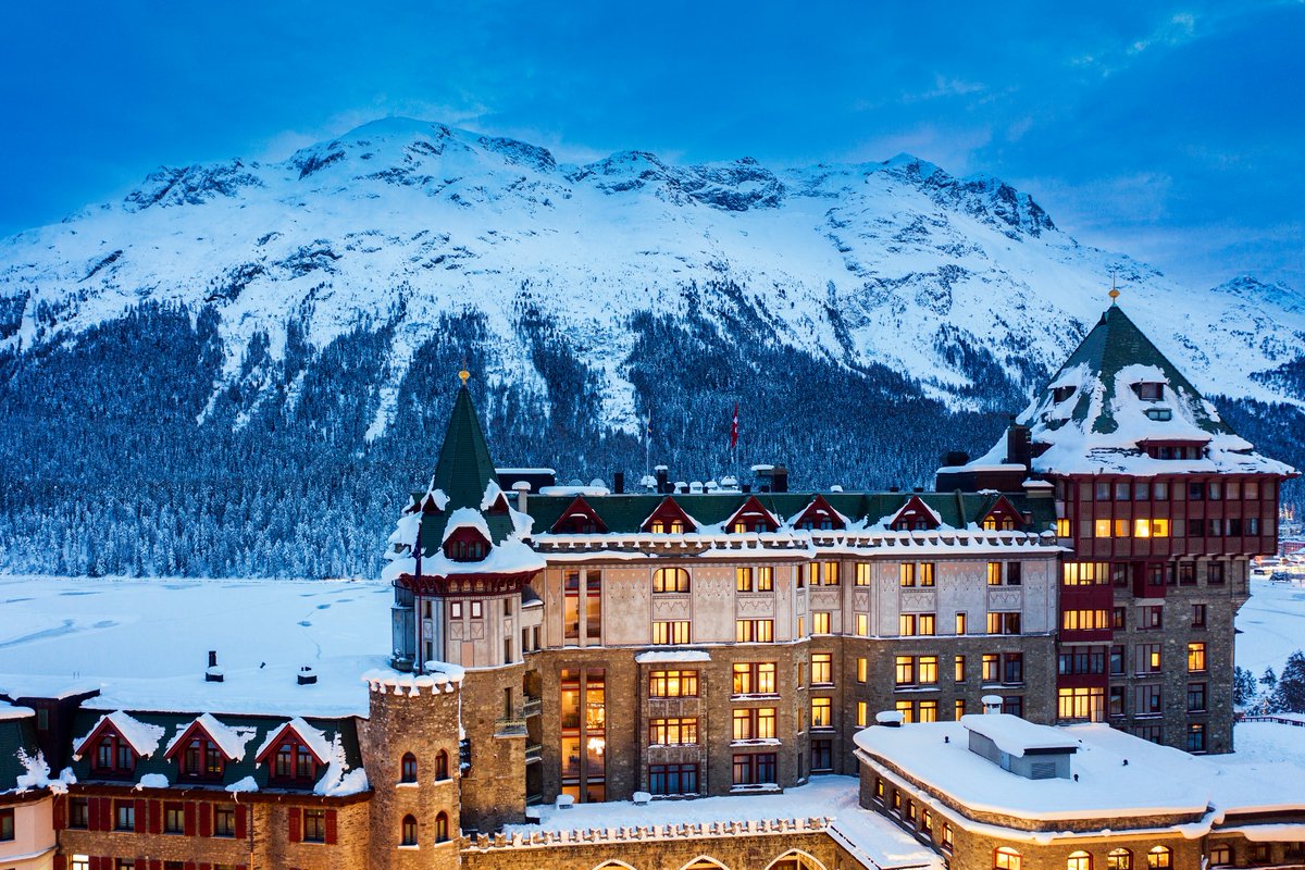 ITCTravel's tweet photo. This is your sign to book that luxury #ski trip! At @badruttspalace in #StMoritz, refine your skills with expert instructors, indulge in Michelin-starred dining at the prestigious IGNIV, and admire breathtaking lake and mountains views from your room. https://t.co/htNIOr0PBf https://t.co/3Q7MCp4h1u