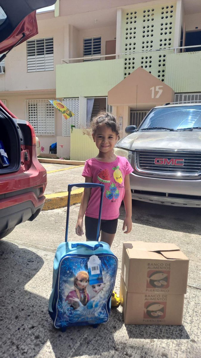 RayitoTN's tweet photo. The beautiful warrior Yadianet receiving the snacks of the Food 4 LOVE Program. Hundreds of children benefit from this program monthly. Your donation makes the DIFFERENCE in their lives! #GOLDENMovement 
La hermosa guerrera Yadianet recibiendo las meriendas del Programa https://t.co/V1Qd4IoBvx