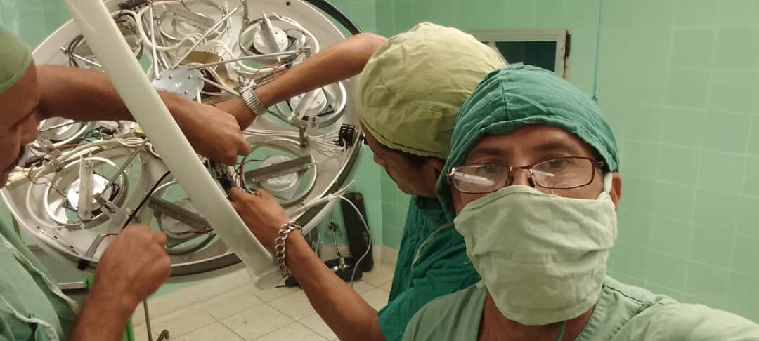 #SantiagoDeCuba
#CopextelSantiago
💯La Brigada de Turismo de STI, realiza los cambios de las luces halogenos de los satélites de los salones de operaciones del Hospital Infantil Sur, por luces Led, mejorando el servicio de salud.
#ComprometidosConCuba
#Copextel33Años