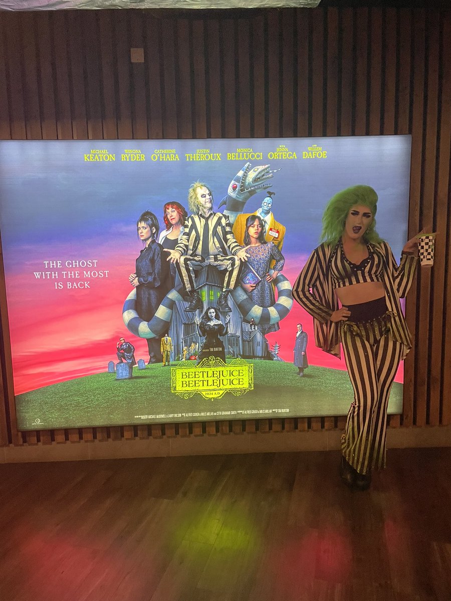 Dragbanksrobbin's tweet photo. Beetlejuice Beetlejuice The Movie was GREAT!!! Absolutely Amazing night with my Sister @Bella_DeBall_ and of course we had to go in Full Drag!!! Outfit stoned and Painted by Bella of course!
💚🖤💚🖤🤍🖤🤍🖤🤍🖤💚🖤💚 https://t.co/fW2XCgBfJF