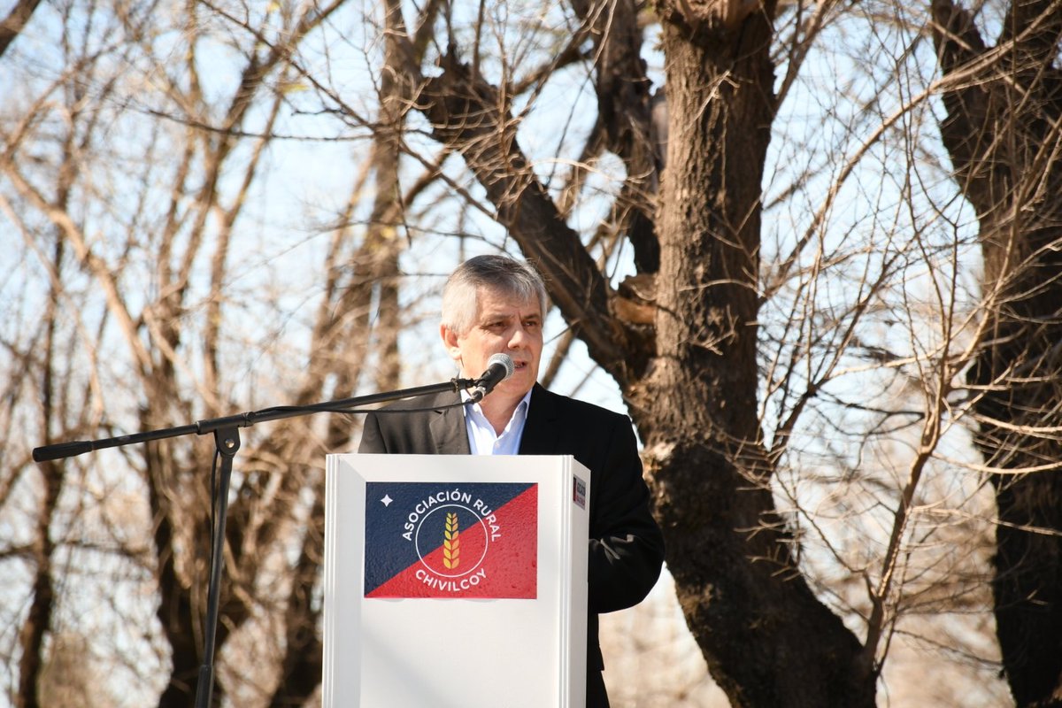 MuniChivilcoy's tweet photo. #AHORA El intendente @BritosGuillermo participa del acto de inauguración de la 72° exposición Agrícola, Ganadera, Industrial y Comercial de Chivilcoy https://t.co/2tSH8DdlZh