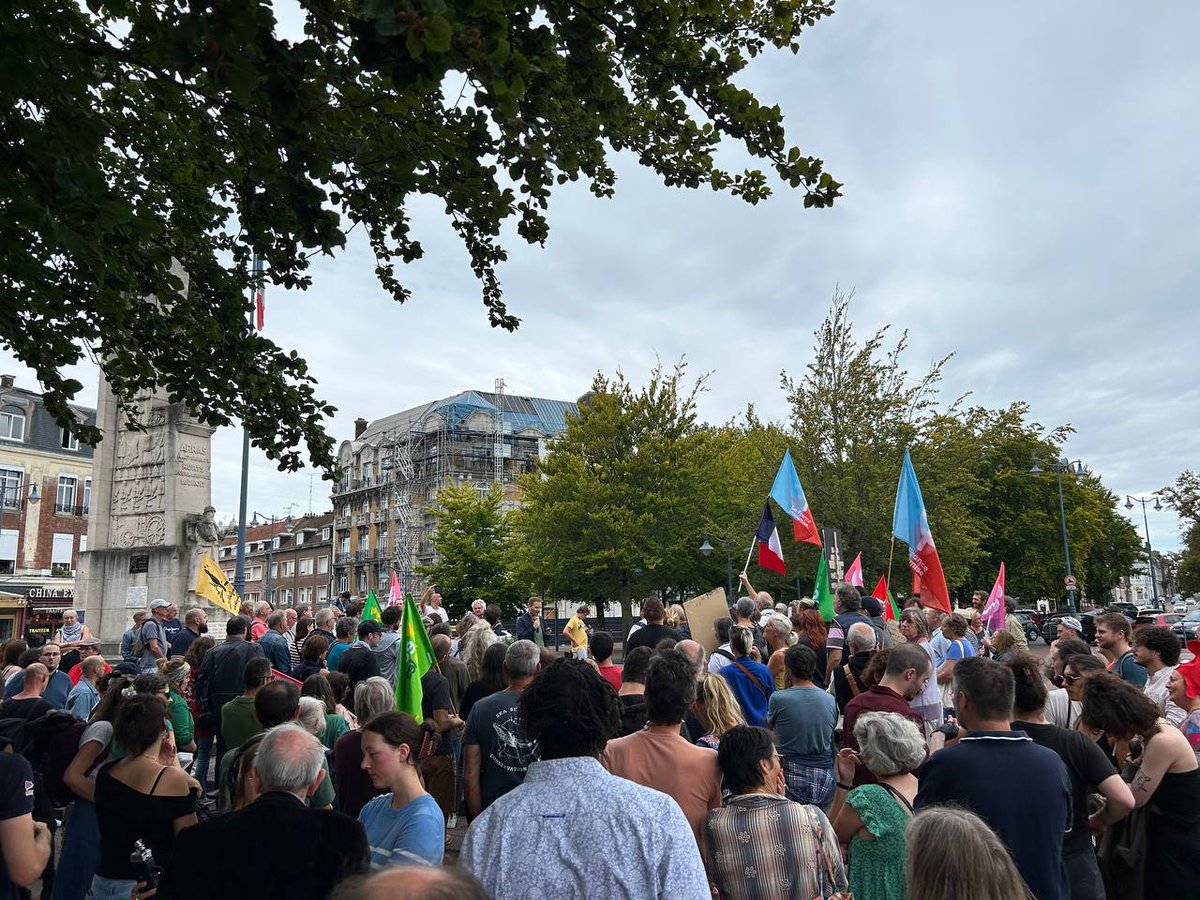 roland_dargy's tweet photo. Barnier, du balai 🧹 !
Macron, destitution 🔥 !

Plus de 400 arrageois•es mobilisé•es ce 7 septembre contre le coup de force autocratique de Macron ✊️

Lucie Castets à Matignon, sinon Macron destitution ! 

Signez et partagez la pétition 👉 https://t.co/o5cK3VoGhs https://t.co/YTeIUAYmTu