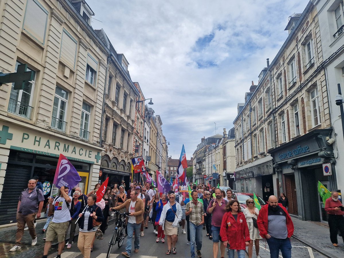 roland_dargy's tweet photo. Barnier, du balai 🧹 !
Macron, destitution 🔥 !

Plus de 400 arrageois•es mobilisé•es ce 7 septembre contre le coup de force autocratique de Macron ✊️

Lucie Castets à Matignon, sinon Macron destitution ! 

Signez et partagez la pétition 👉 https://t.co/o5cK3VoGhs https://t.co/YTeIUAYmTu