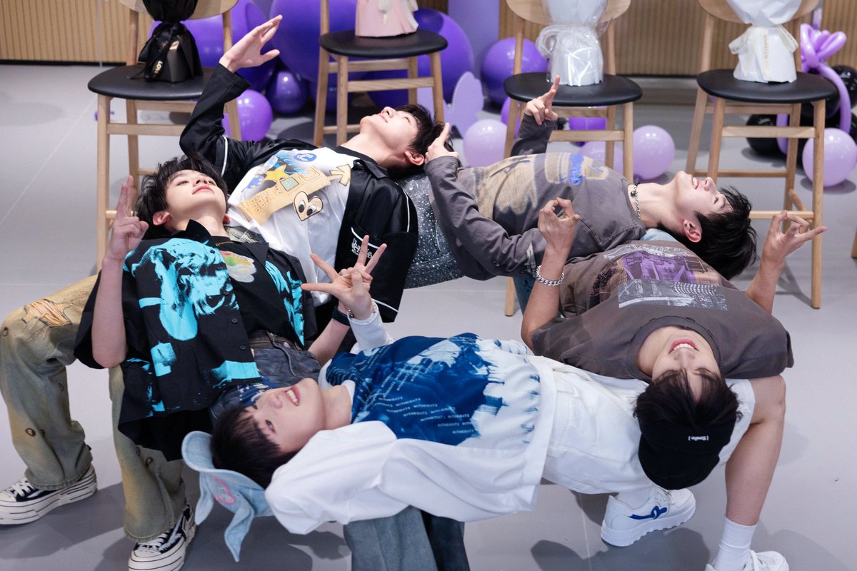 Officially debuting with a fresh new look We are -- TOP登陆少年