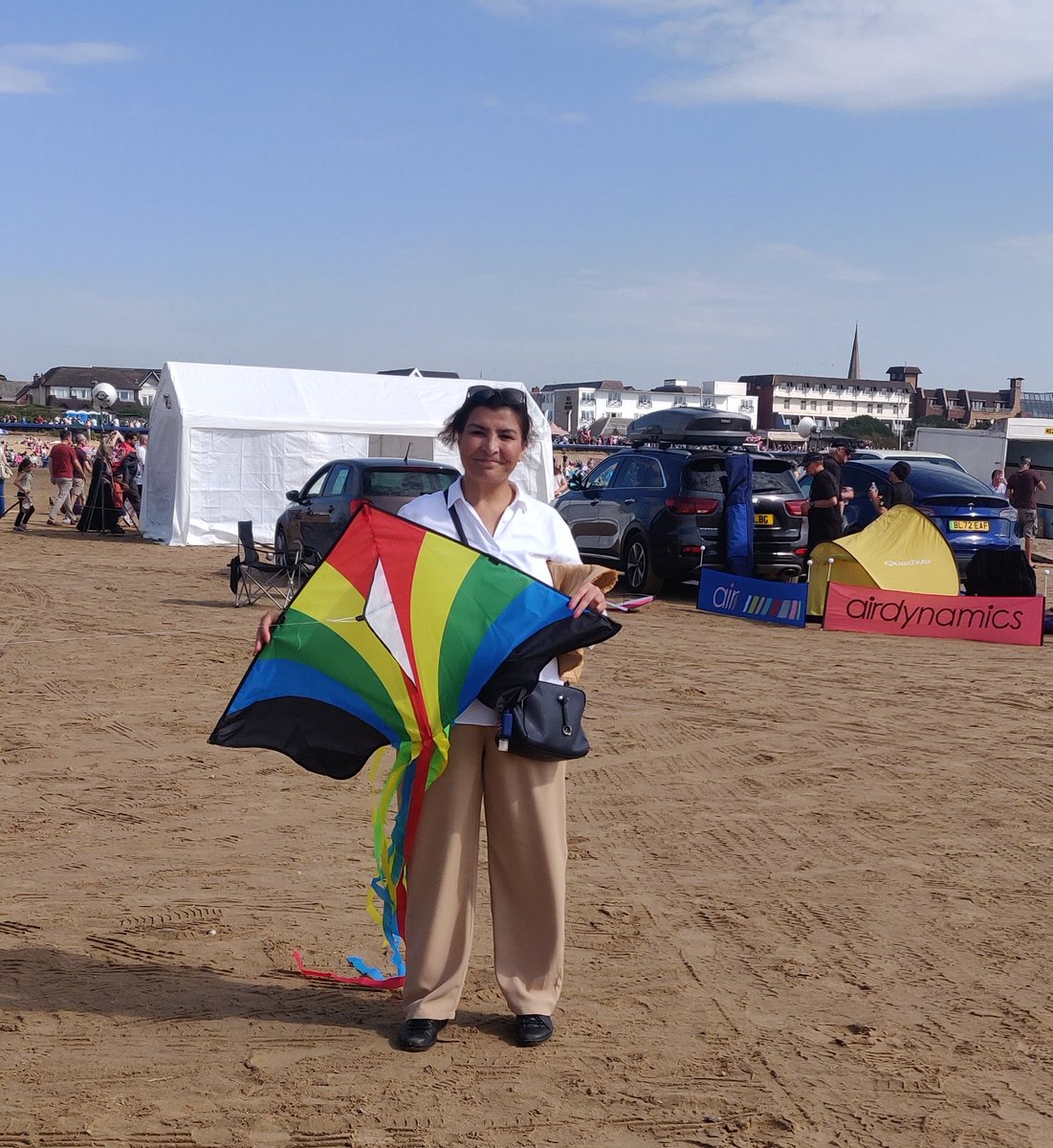 This day last year I was at St Anne's Kite Festival with the inspirational <a href="/Hmosadiq/">Horia Mosadiq</a>. Kites made by refugee families were marked with messages of hope &amp; freedom. 
It's devastating that hope for women in  #Afghanistan has been crushed now along with the silencing of their voices.